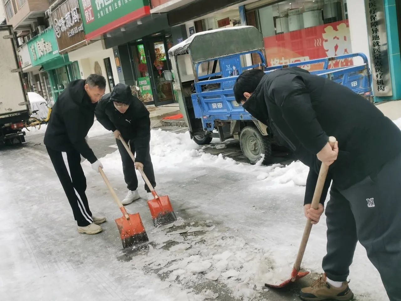 鏟冰除雪 溫暖相伴——天海集團(tuán)參與清冰障、除冰凍行動(dòng)