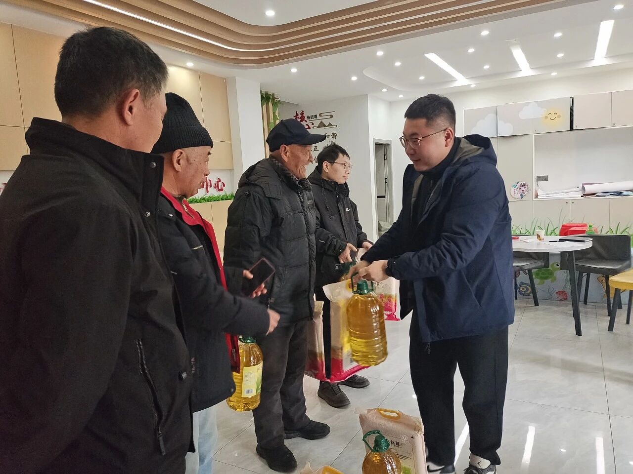 新春送暖顯真情 履職為民映初心——黃石港區(qū)人大代表張自如參加延安嶺社區(qū)新春慰問活動